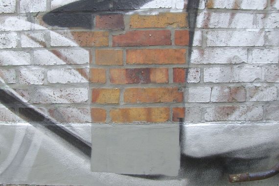 Очистка кирпичного фасада от граффити