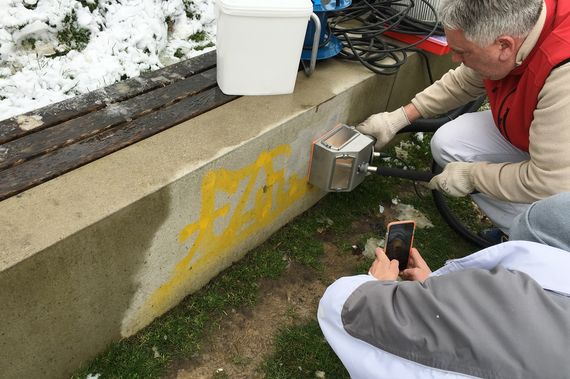 Sablage par aspiration par le vide sur du béton