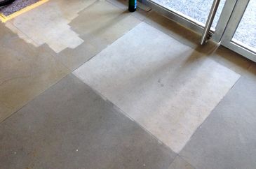 Sandsteinboden reinigen mit Vakuumstrahlen ohne Hochdruck
