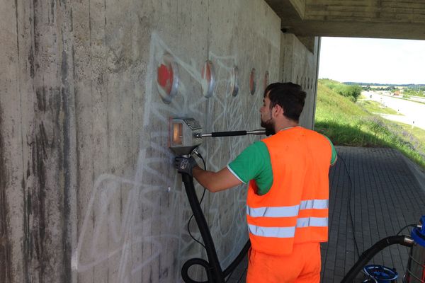 Élimination des graffitis sur l'autoroute sans haute pression