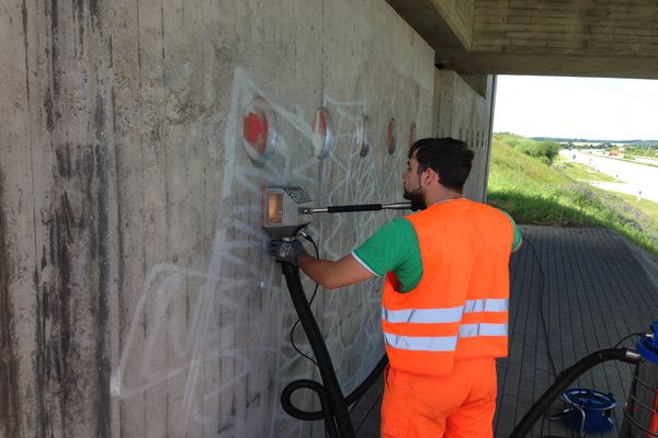Élimination des graffitis sur l'autoroute sans haute pression