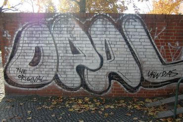 Élimination écologique des graffitis sur des briques de clinker 