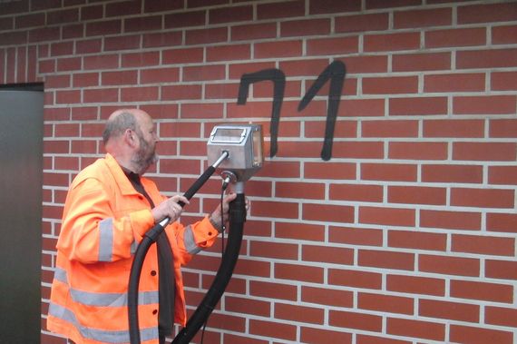 graffiti removal with innovative cleaning equipment