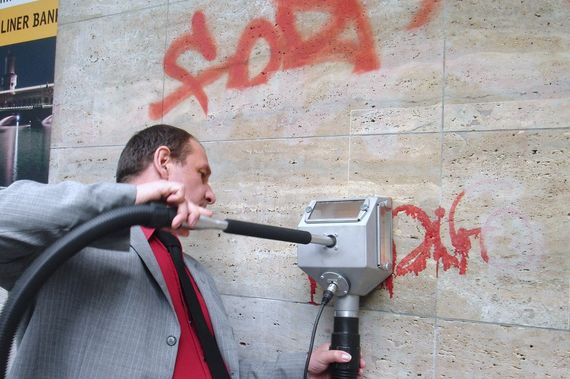 Eliminar graffiti en fachada de travertino Limpiar travertino con systeco