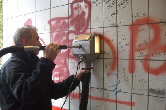 Graffitientfernung auf Fliesen in einer Unterführung mit Reinigungsgerät
