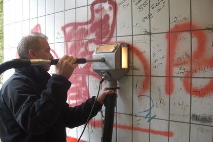 Élimination des graffitis sur du carrelage avec la machine