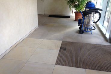 cleaning sandstone floors with vacuum blasting