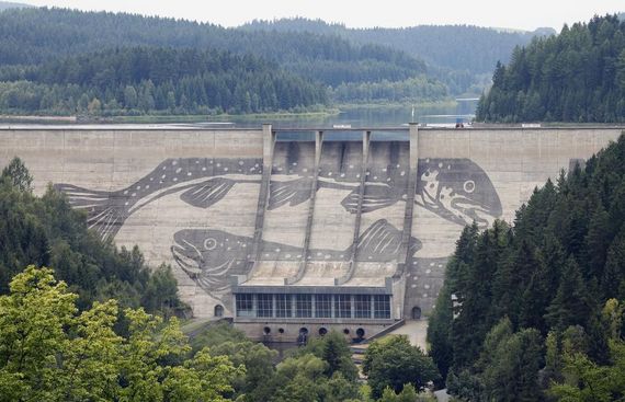 reverse Graffiti sur un barrage