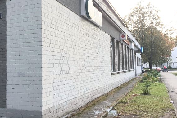 Graffitientfernung auf weißer Farbe Graffitientfernung auf Farbe erfolgreich