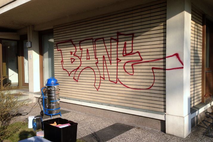 cleaning machine as graffiti remover for monument protection