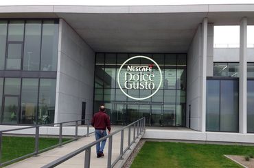 Экологически безвредная чистка промышленных полов в компании Nestle без применения высокого давления Чистка промышленных полов экологически безвредная клининговая техника