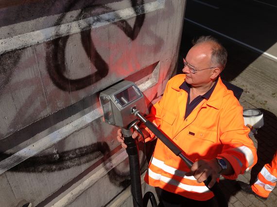 graffiti removal on concrete with cleaning machine