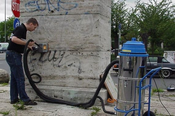 Памятник из природного камня в Берлине очищен при помоще вакуумно-аьразивной обработки Чистить памятник из природного камня