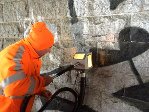 umweltfreundliche Reinigungsmaschine bei der professionellen Graffitientfernung