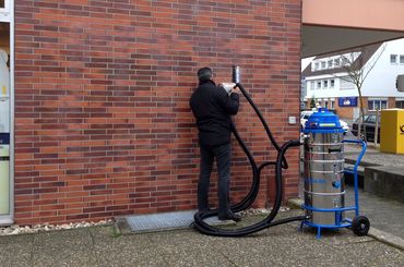 Éliminer les graffitis sur le mur d'un bâtiment