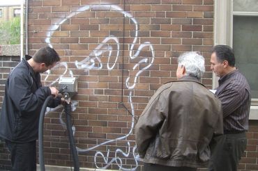 Graffitientfernung auf Klinker und Fuge mit Reinigungsgerät