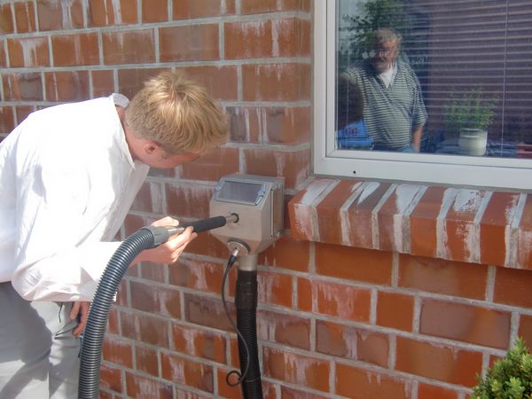 efflorescence removal on brick with green cleaning machine