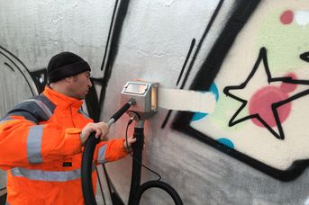 Limpieza de graffitis con Tornado ACS en yeso Limpieza de graffitis en yeso