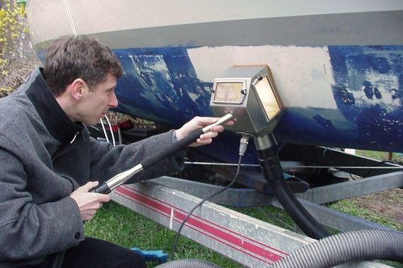 Nettoyage de bateaux avec la machine de sablage mobile