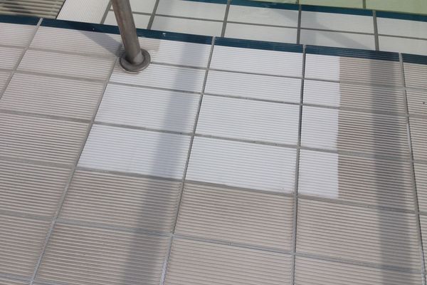 Nettoyage du carrelage dans les piscines