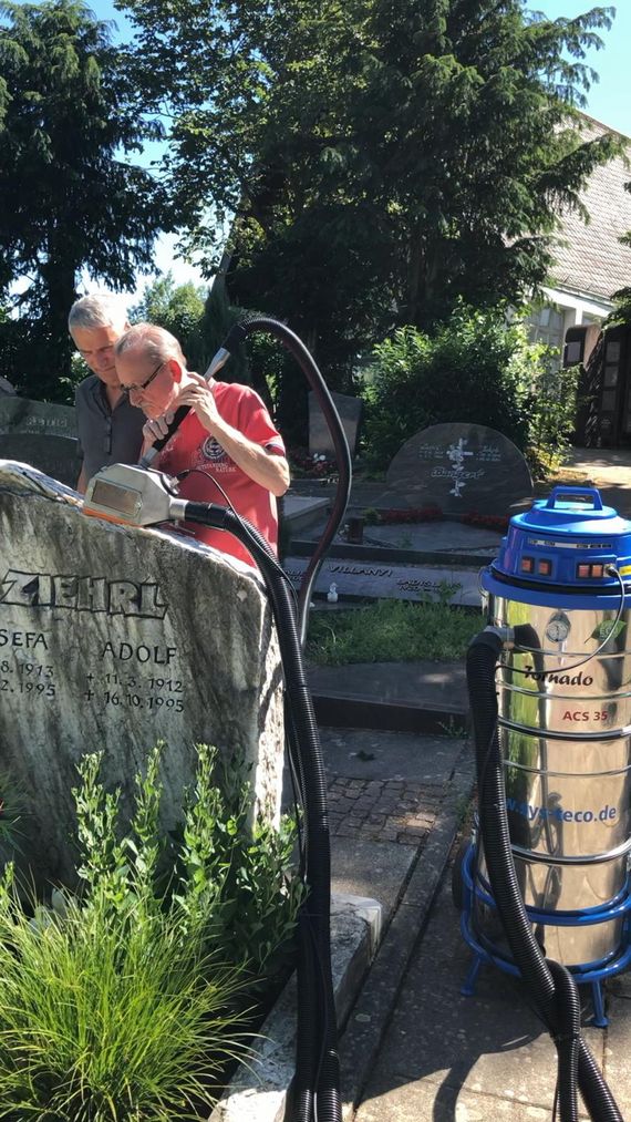 Nettoyage écologique des pierres tombales