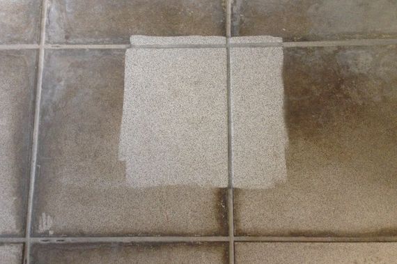 cleaning polluted tile grout