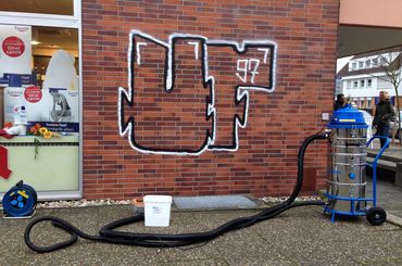 Éliminer des graffitis sur du clinker