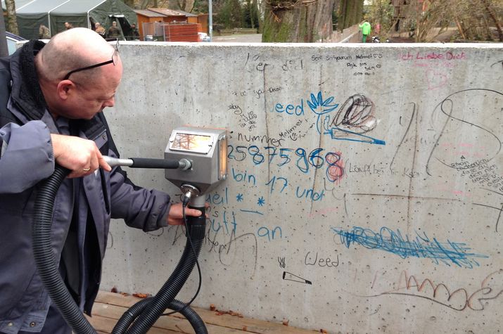 auf Beton umweltfreundlich Graffiti entfernen reinigen umweltfreundlich