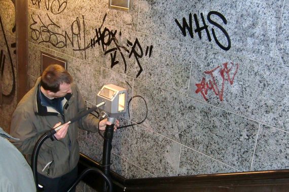 Reinigungsmaschine Tornado ACS bei Graffiti entfernen von Naturstein 