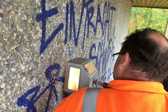 Graffitis sur du béton en galets