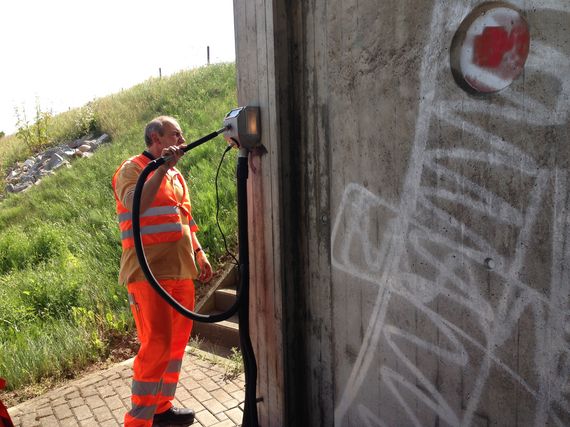 Удаление граффити с бетона