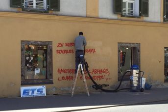 Устранение граффити со штукатурки