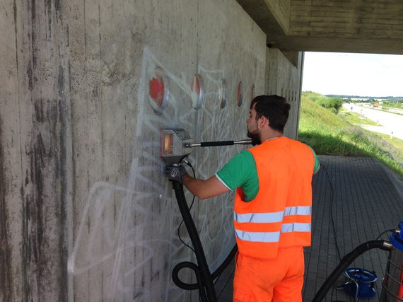 Очистительное оборудование во время удаления граффити с бетона