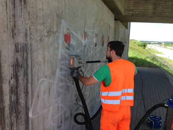 Reinigungsmaschine bei der Graffiemtfernung auf Beton