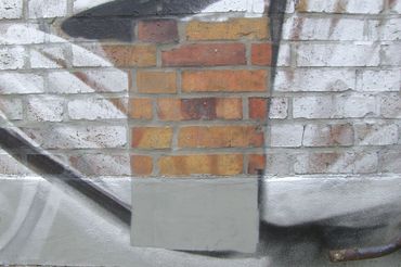 Limpieza de graffitis en ladrillo con equipo de limpieza