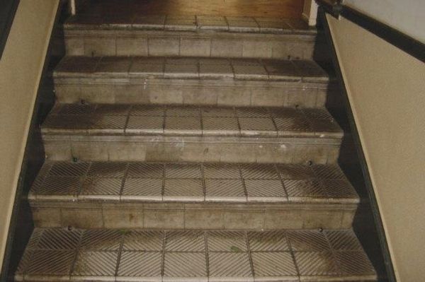 Восстановление плитки лестниц