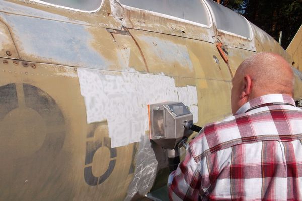Décapage de la peinture sur un avion par sablage sous vide avec systeco