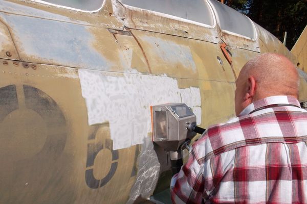 Flugzeug entlacken mit dem Vakuumstrahlen von systeco