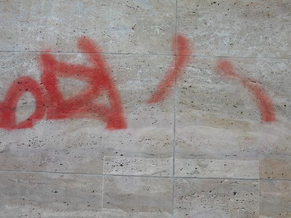 graffiti removal on natural stone with cleaning equipment