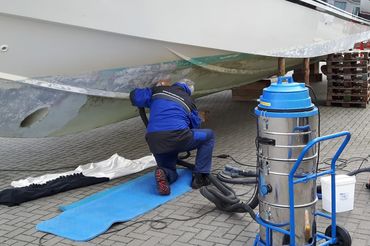 Nettoyer la coque d'un bateau