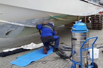 Снятие краски с корпуса яхты 