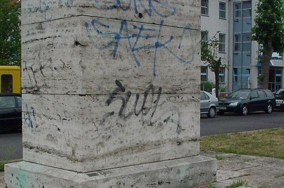 Подножие памятника из природного камня в Берлине очищено экологически безвредным способом Подножие памятника чистить экологически безопасным методом