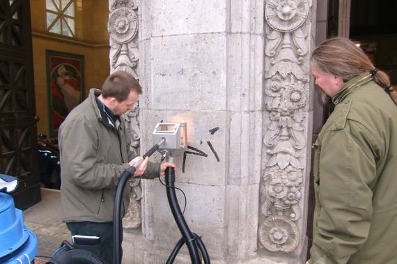 Graffiti entfernen auf Naturstein mit Reinigungsmaschine Tornado ACS