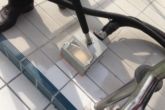 Nettoyage du carrelage dans une piscine