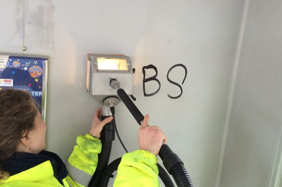 Élimination des graffitis sur une surface peinte avec Tornado