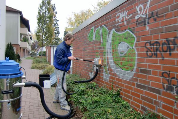 Graffiti entfernen mit systeco Reinigungstechnik