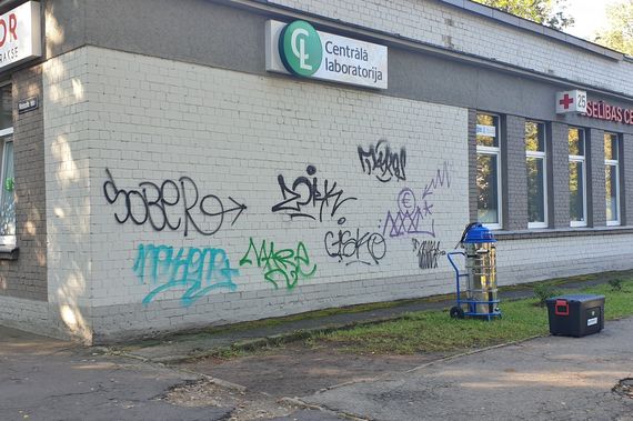 Graffitientfernung auf Fassadenfarbe
