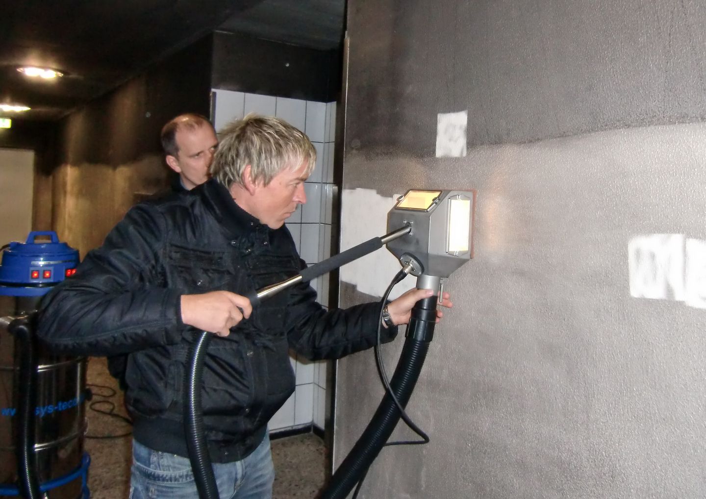Eliminación ecológica de hollín en una pared de látex eliminación innovadora del hollín