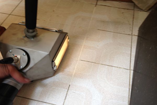 Cleaning tile grout with the Tornado ACS from systeco