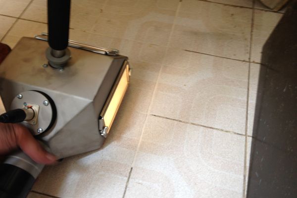 Cleaning tile grout with the Tornado ACS from systeco